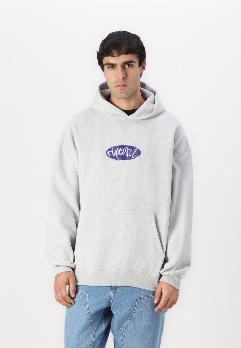 Grijze hoodie van zacht stof met een voorzak, voorzien van een paarse logo op de borst, en ribbels aan de mouwen en onderkant.