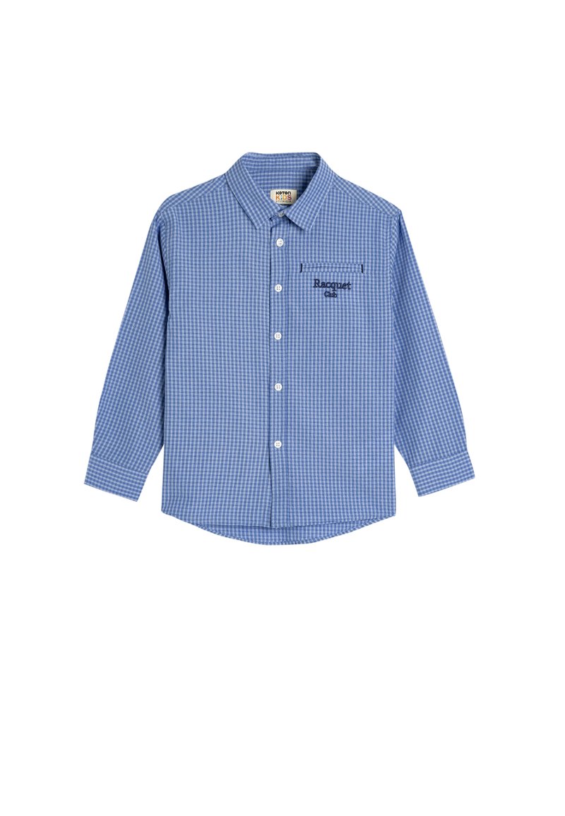 Camisa de manga larga a cuadros azules con collar tipo botón, bolsillo frontal y detalle bordado "Racquet Club" en el pecho. Tela de algodón.