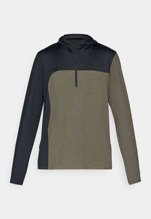 Pulover z dolgimi rokavi in pol zadrgo, ki ima temno mornarsko modro zgornjo polovico in kaki zeleni spodnji del, izdelan iz teksturirane, zračne tkanine.