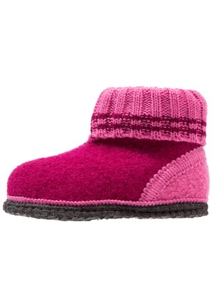 Filzschuh im Farbverlauf Pink, ausgestattet mit einem gestrickten Bund im Streifenmuster, runder Form und grauer Gummisohle.