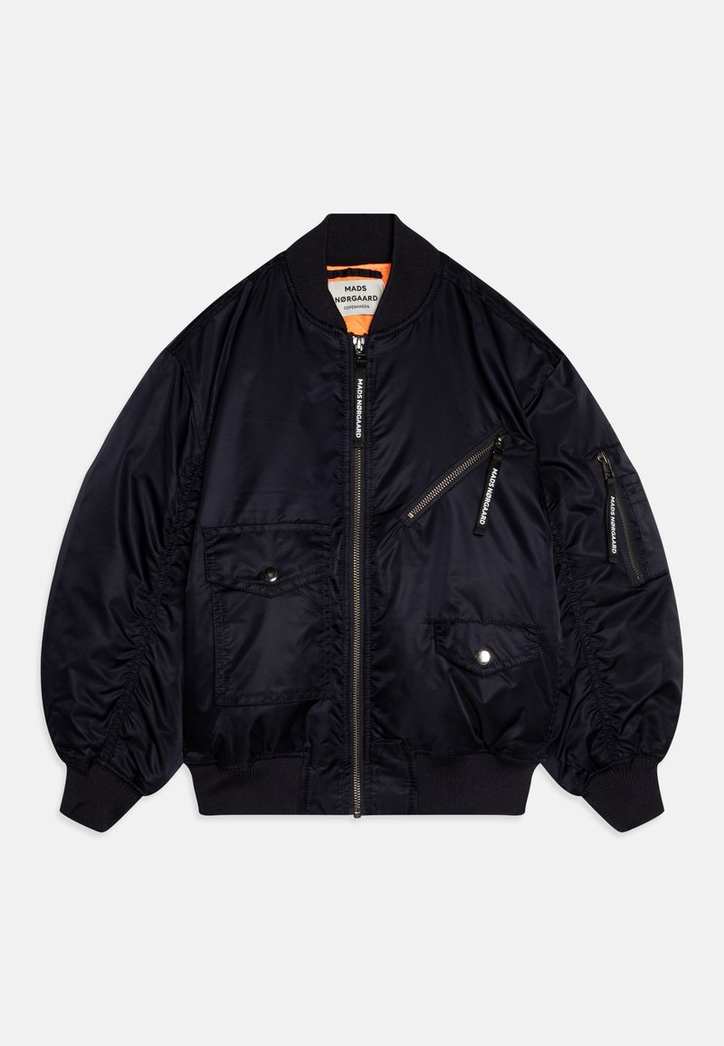 Svart bomberjakke laget av glinsende nylon. Har ribbede mansjetter, glidelås foran og flere glidelåslommer. Oransje fôr synlig.