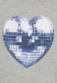 Grafika dyskotekowej kuli w kształcie serca w kolorach srebrnym i niebieskim, z refleksyjnymi kwadratowymi płytkami, na jasnoszarym tle.