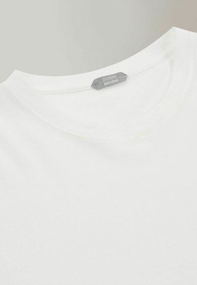 T-shirt bianco in cotone con scollatura rotonda e un'etichetta etichettata "ZANONE icecotton." Tessuto liscio, senza motivi o disegni visibili.