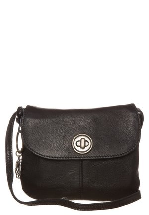 Petit sac bandoulière en cuir noir avec rabat et fermeture à loquet tournant argentée et bandoulière réglable.