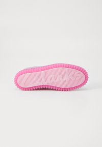 Clarks TORHILLEXPLORE POKÈMON UNISEX - Kasdieniai suvarstomi batai - grey/pink