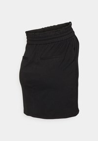 Saia preta com cintura elástica, dois bolsos frontais, forma ajustada e textura de tecido suave.