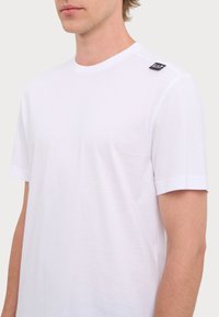 EA7 Emporio Armani Apdrukāts T-krekls - white