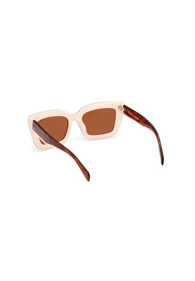 Cat-eye sunglasses met een lichtroze montuur, bruine lenzen en schildpadachtige armen. Duidelijke details op de randen van het montuur verbeteren het ontwerp.