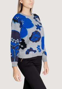 Maglione lavorato a maglia grigio con vivaci motivi floreali blu, dotato di maniche lunghe e scollo rotondo; texture liscia, vestibilità casual.