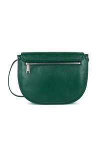 Borsa a tracolla in pelle verde scuro con una tasca anteriore con zip e una sottile tracolla regolabile su sfondo bianco.