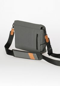 Graue Umhängetasche aus glattem Material mit Lederakzenten, verstellbarem schwarzen Schultergurt, Front-Reißverschlusstasche und rechteckiger Form.
