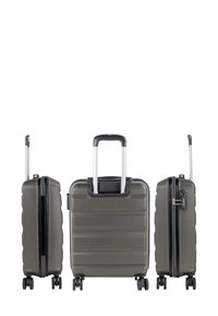 Maleta rígida gris mostrada de frente y por ambos lados, con asas telescópicas extendidas y cuatro ruedas giratorias negras.