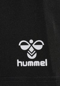 Zwarte stof met een wit logo met symmetrisch ontwerp, waarbij een abstract bijmotief is verwerkt en het woord "hummel" in kleine letters is geschreven.