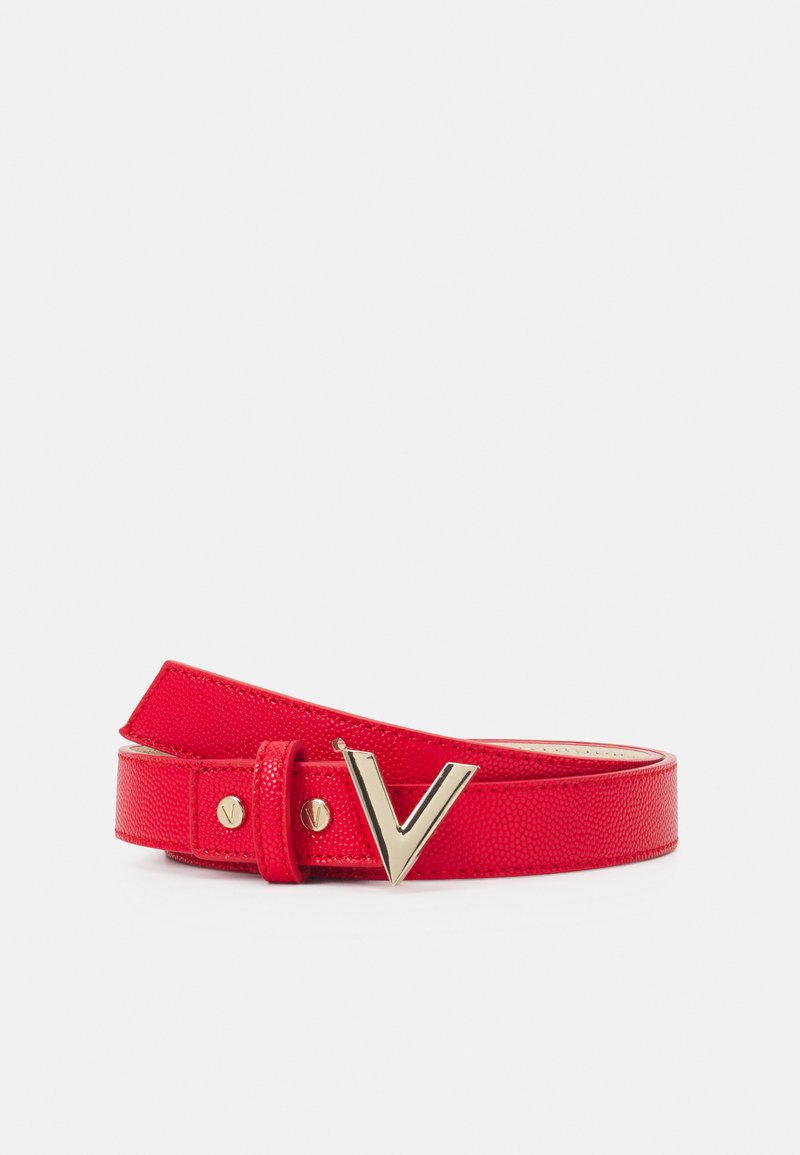 Ceinture en cuir texturé rouge avec une boucle en métal doré en forme de V et deux clous dorés sur la sangle. Longueur réglable avec une finition lisse.