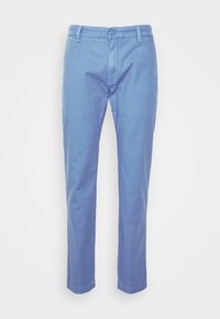 Pantalon bleu clair à jambes droites avec passants pour ceinture, bouton devant et fermeture éclair, présenté sur un fond blanc uni.