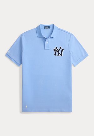 Σιέλ πόλο μπλούζα από βαμβάκι, με μαύρο κεντημένο λογότυπο NY στο αριστερό στήθος και μικρό λευκό λογότυπο στο τελείωμα.