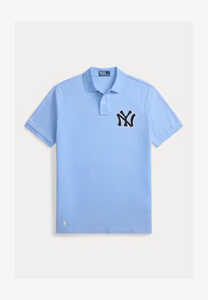 Polo azul claro de algodón, con un logo bordado en negro de NY en el pecho izquierdo y un pequeño logo blanco en el dobladillo.