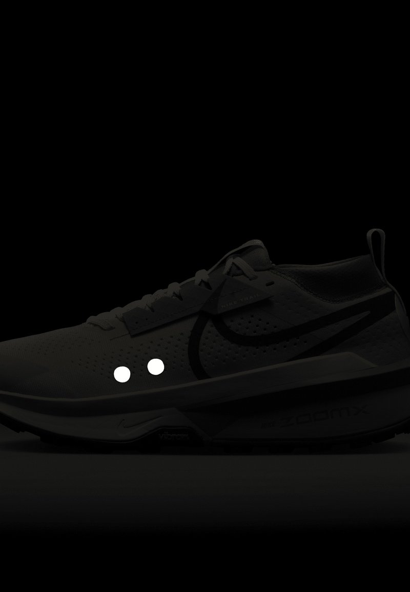 Scarpa da corsa Nike nera con una parte superiore testurizzata, logo swoosh prominente, dettagli riflettenti e un design della suola ammortizzata.