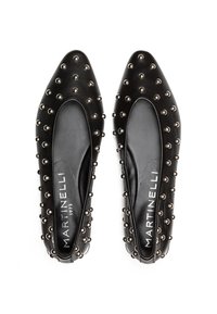 Une paire de ballerines noires à bout pointu, ornées de clous argentés couverts uniformément sur toute la surface, avec un intérieur en cuir lisse portant l'étiquette "Martinelli".
