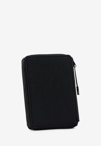 Portafoglio nero con zip, in tessuto testurizzato, di forma rettangolare, con cuciture a contrasto e un attacco per il polso. Design compatto per la scorta.