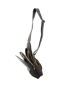 Borsa a tracolla in pelle nera con due scomparti con zip, tracolla regolabile e foderatura interna a motivo. Dettagli in hardware dorato.