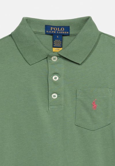 Πράσινο πόλο Ralph Lauren με τρία κουμπιά, γιακά, μπροστινή τσέπη και ροζ κεντημένο λογότυπο στην τσέπη.