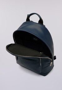 Zaino in pelle blu navy con design arrotondato, zip in argento, tasca frontale e un ampio rivestimento interno nero.
