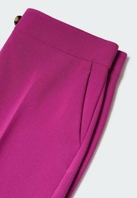 Fuchsia broek met een gladde textuur, voorzien van een platte tailleband en zijzakken. Ontworpen met strakke lijnen en minimalistische details.