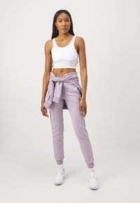 EA7 Emporio Armani TENNIS PRO LAB BRA - Športni modrček z rahlo podporo - brilliant white