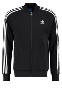 Černá zipová bunda vyrobená z hladkého materiálu, s bílými tři pruhy na rukávech a malým bílým logem na hrudi.