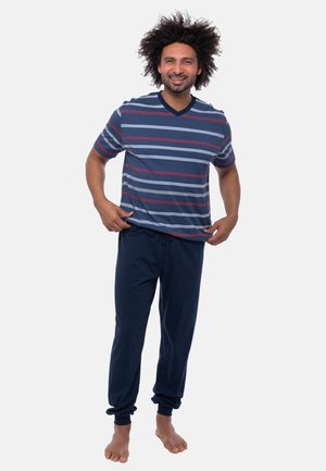 Gestreiftes T-Shirt mit kurzen Ärmeln und V-Ausschnitt in Blau, Rot und Grau; kombiniert mit navyblauen Hose mit elastischem Bund. Weicher Stoff, lockere Passform, keine sichtbaren Muster.