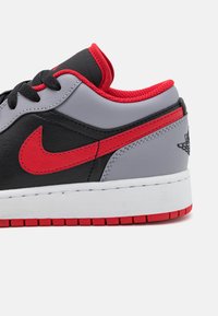 Jordan AIR JORDAN 1 LOW UNISEX - Sneakers basse - black/fire red/cement grey/white