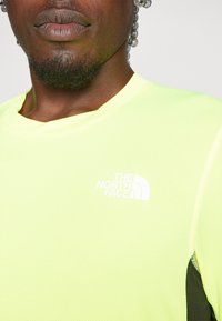 The North Face LIGHTBRIGHT TEE - T-skjorte til trening - lemon yellow/black