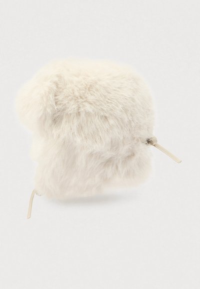 Witte nep bonttas met een afgeronde vorm, zachte textuur en een leren zijriem. Heeft een gladde binnenvoering.