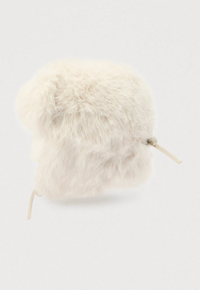 Hvid pung af kunstpels med rund form, blød tekstur og læderrem på siden. Indeholder en glat inderfor.