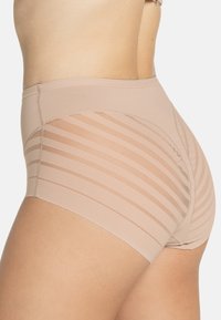 Beige hoge taillebroekjes met een zachte, gladde afwerking, met doorzichtige gestreepte panelen aan de zijkanten en achterkant voor extra textuur en ontwerp.