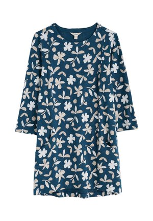 Blauwe knielange jurk met driekwartmouwen, voorzien van een wit en beige bloem- en bladpatroon, en twee voorzakken.