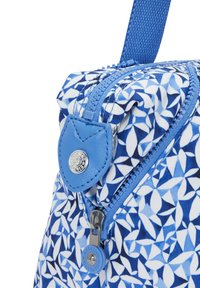 Borsa blu a fantasia realizzata in tessuto resistente. Caratterizzata da una chiusura a zip, un accento in pelle blu e un dettaglio del logo rotondo in argento.