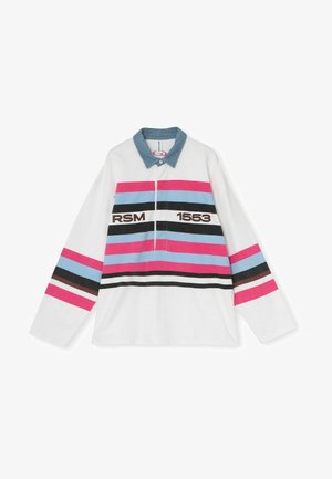Bela srajca z dolgimi rokavi, ki ima ovratnik iz modrega jeansa ter horizontalne črte v roza, svetlo modri, črni in rjavi barvi. "RSM 1553" natisnjeno v rjavi barvi.