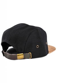 Gorra de tela negra con una correa de cuero marrón y hebilla de metal en la parte posterior. Presenta un ala plana y texturizada con una superficie estampada.