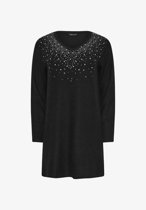 Túnica negra de manga larga con escote en V, que presenta un diseño en degradé de tachuelas plateadas en la parte superior del pecho. Textura de tela suave.