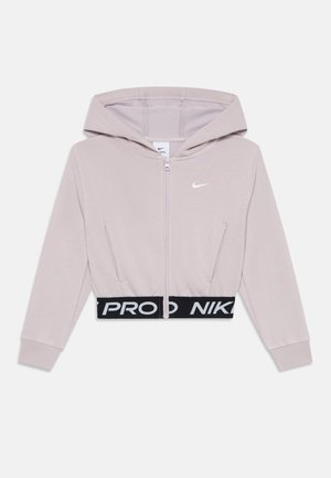 Šviesiai violetinė trumpa Nike džemperis su priekiniais užtrauktukais, šoninėmis kišenėmis, kapuce ir juodu elastingu liemeniu, ant kurio užrašas "PRO NIKE" balta spalva.