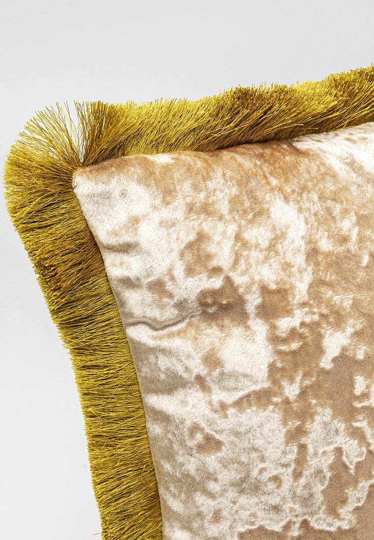 Cuscino quadrato con una superficie beige morbida e strutturata, bordato da una frangia gialla vivace. Il design presenta un delicato motivo marmorizzato.