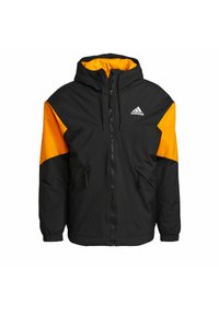 Giacca a vento nera e arancione con cappuccio, dotata di chiusura con zip, tasche laterali e polsini elasticizzati. Logo Adidas sul petto.