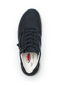 Marineblauwe suède sneaker met vetersluiting, zijrits en grijze rubberen zool; heeft decoratieve stiksels en een logo aan de binnenkant.
