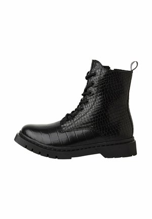 Botte de combat noire à lacets avec texture embossée façon croco, semelle épaisse et languette à l'arrière, vue de profil.