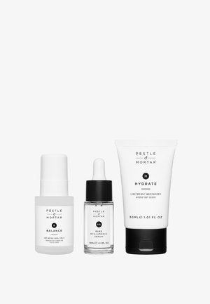Drei weiße Pestle & Mortar Hautpflegeprodukte: Balance Facial Spritz, Pure Hyaluronic Serum Tropfer und Hydrate leichter Feuchtigkeitscreme-Tube.