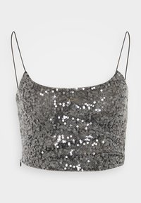 Srebrny crop top z cekinami na cienkich ramiączkach, z fakturowaną powierzchnią i dopasowanym krojem. Z tyłu dyskretne zapięcie na zamek.