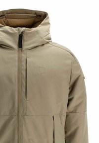 Beżowa ocieplana kurtka z wysokim kołnierzem, zamkiem błyskawicznym, subtelnym logo oraz wieloma kieszeniami o gładkiej, wodoodpornej fakturze.