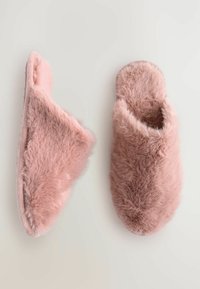 Rózsaszín, műszőrme papucs, amely nyitott hátú dizájnnal, lekerekített orral és puha, texturált felszínnel rendelkezik, lapos talppal.